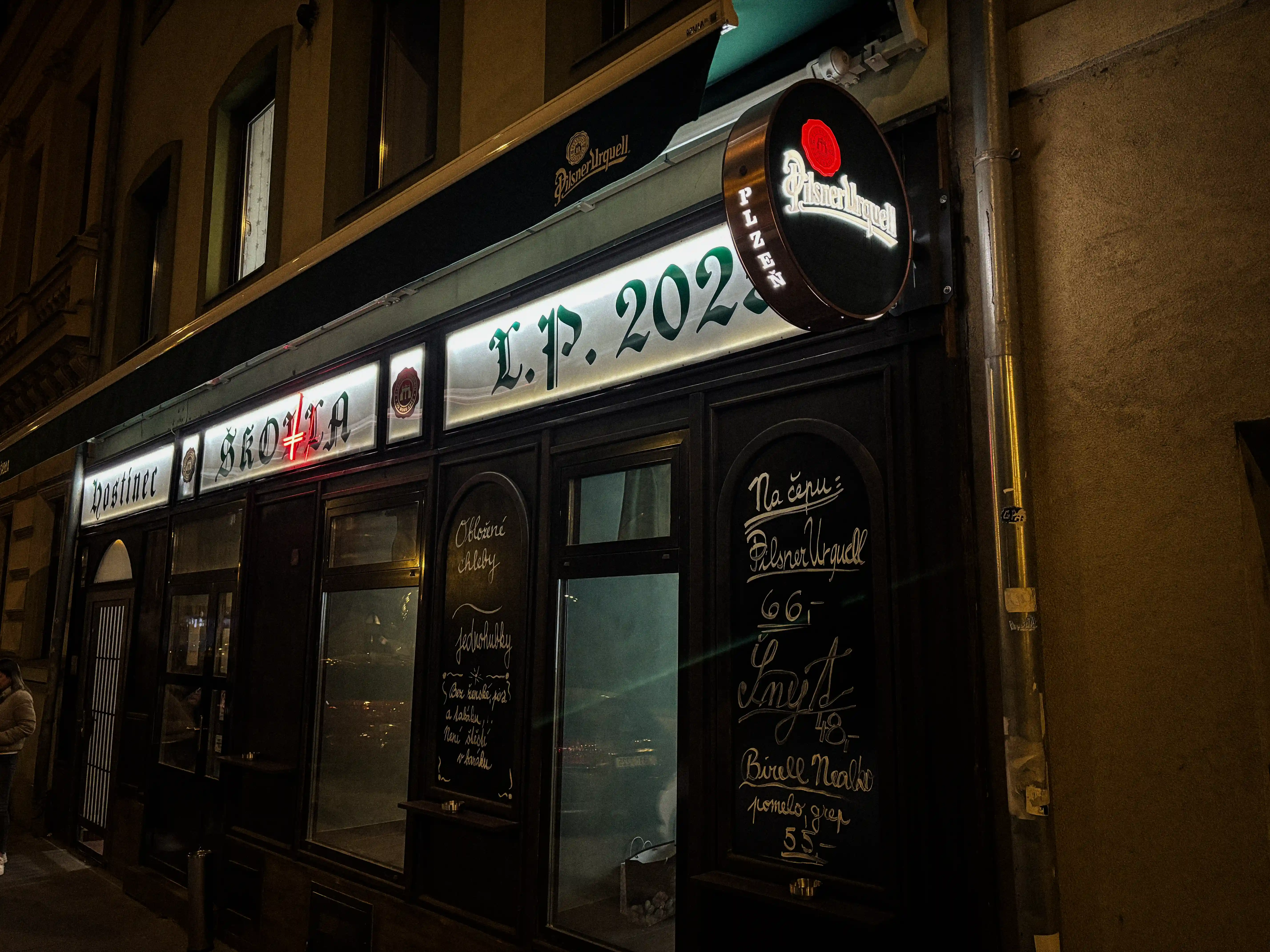 Exteriér pivnice Školla na Lidické ulici v noci