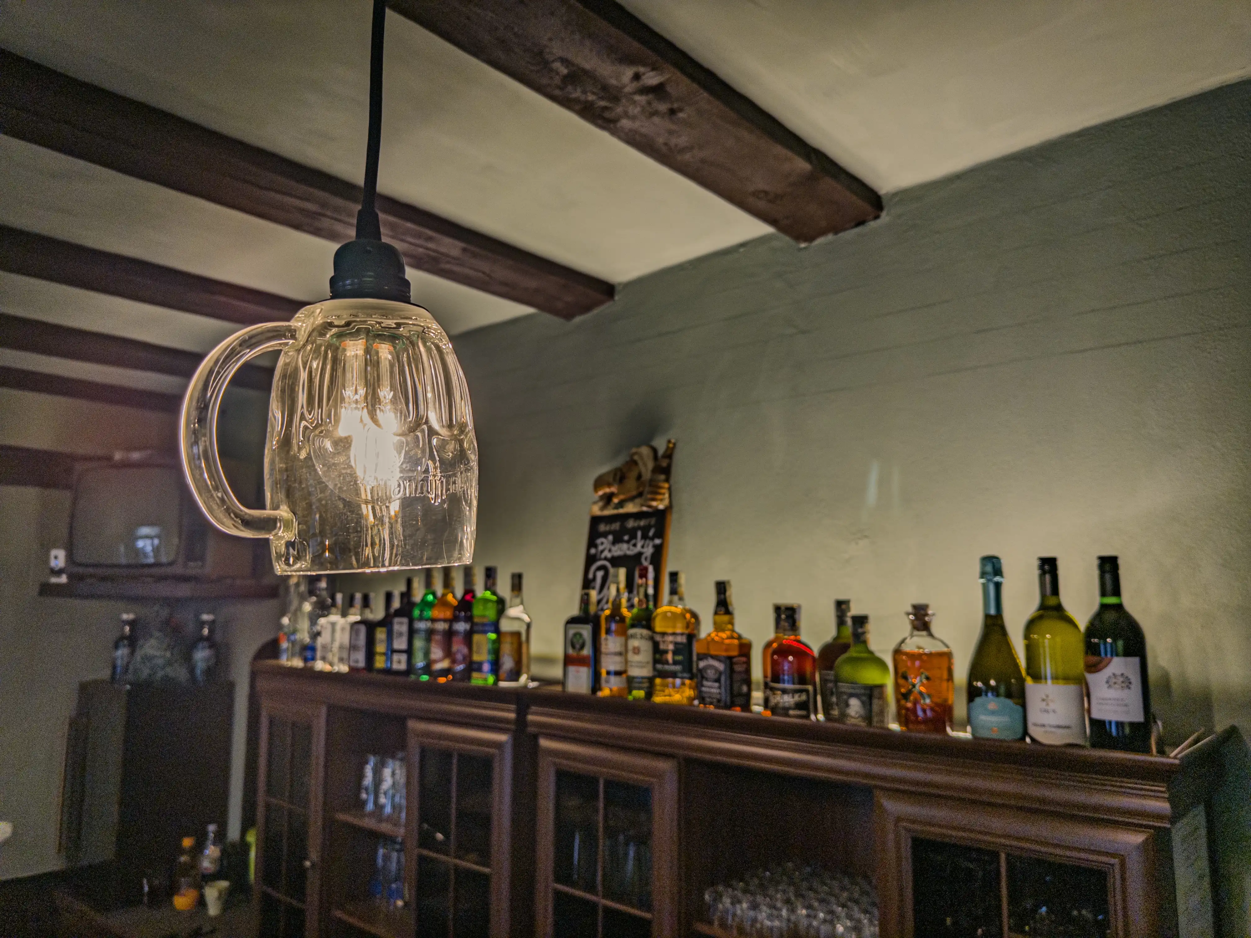 Originální lampa ve tvaru pivního korbele v interiéru hostince Školla Brno